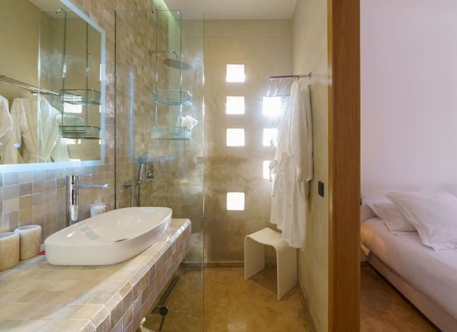 Shower, towels