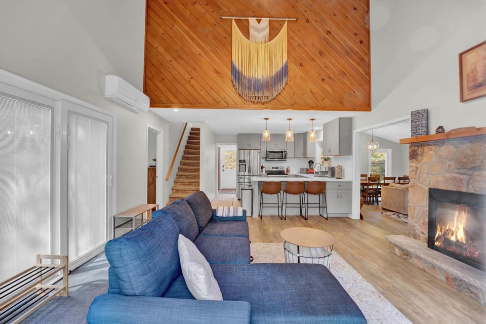 Kitchen or kitchenette, Living room, Seating area, Dining area, pet friendly, stove
