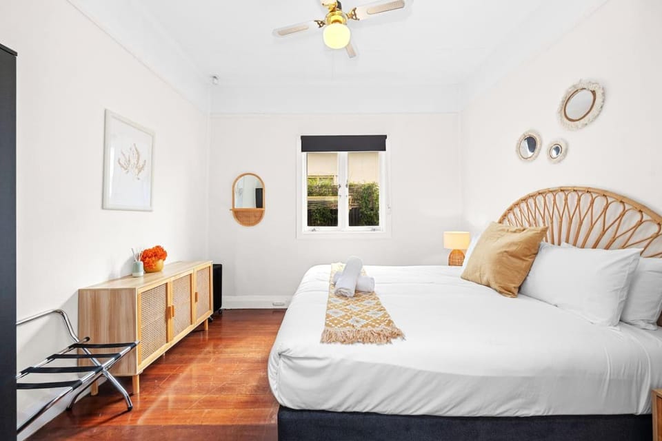 Bed, Photo of the whole room, Decorative detail