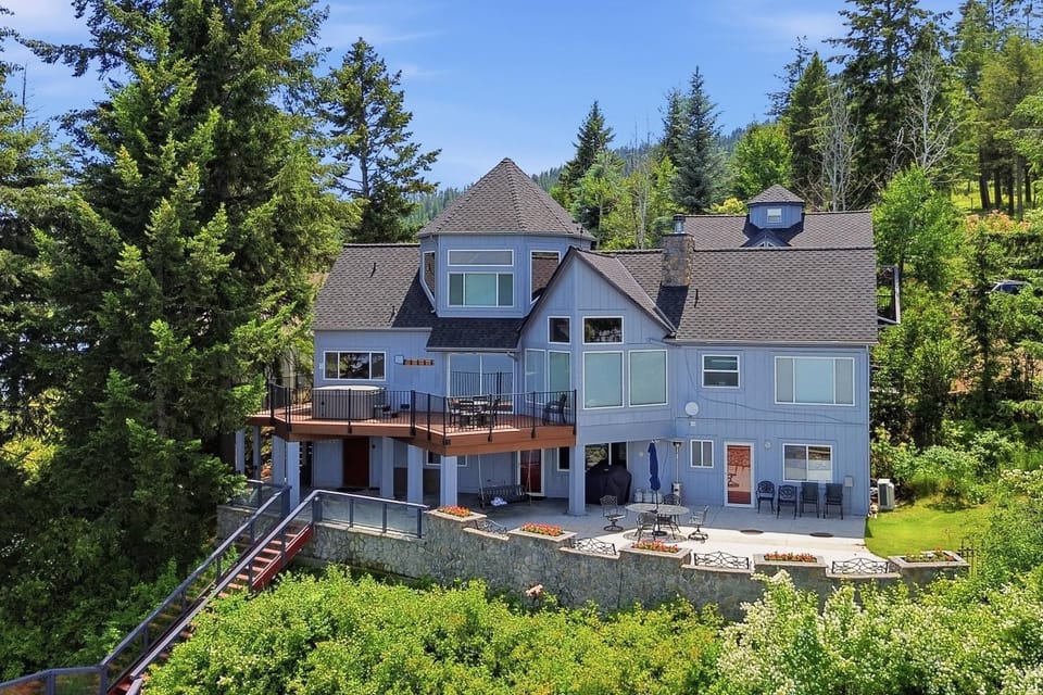 CDA Lake Escape House in Kootenai County
