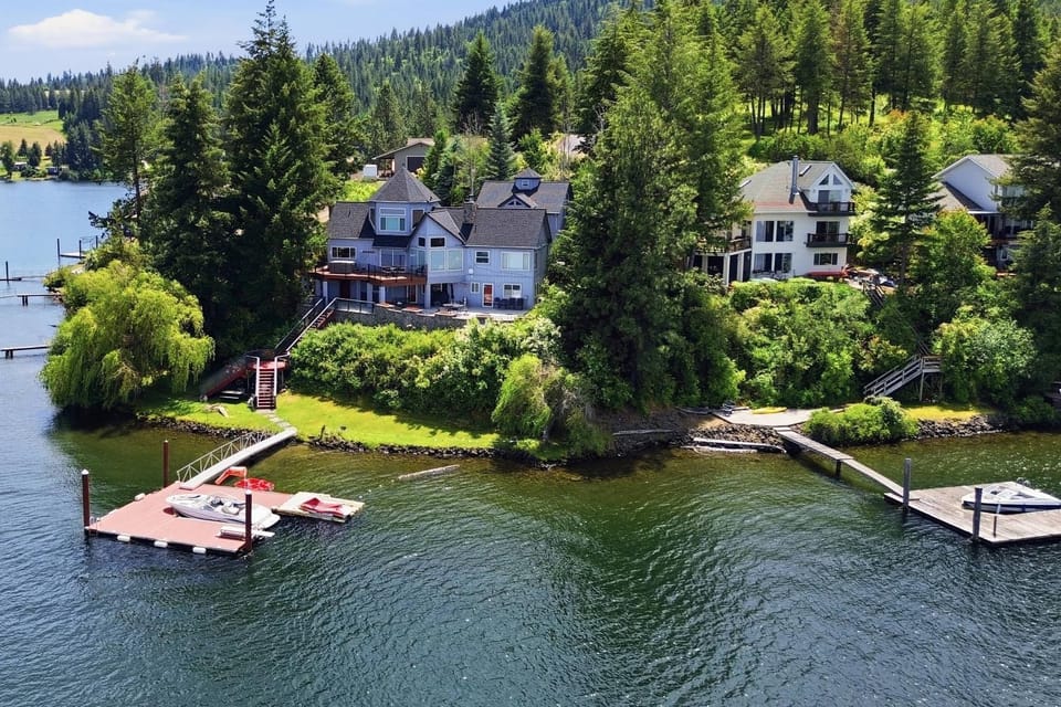 CDA Lake Escape House in Kootenai County