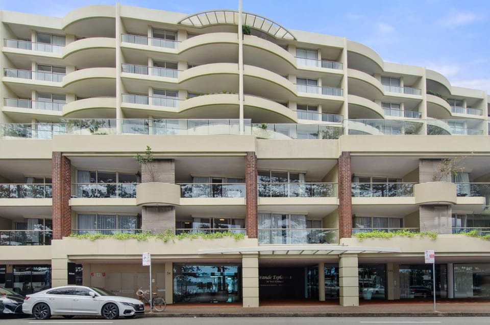 Manly Beachfront Retreat with Harbour Views Apartment in Manly