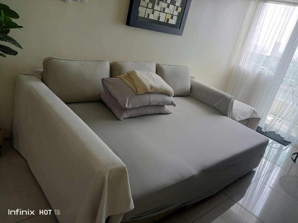 1Bdrm Condo at Makati w Balcony view of Mnla Bay Apartment in Pasay