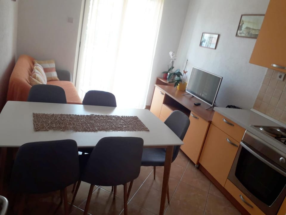 TV and multimedia, Kitchen or kitchenette, Living room, Dining area