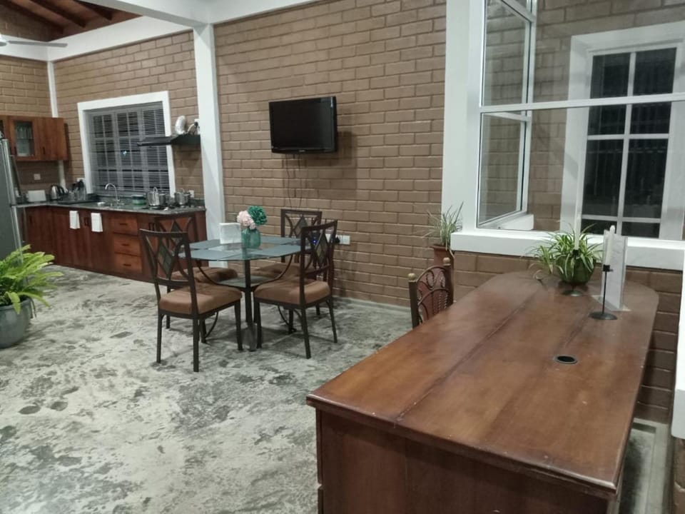 Communal lounge/ TV room, TV and multimedia, Living room, Seating area, Dining area
