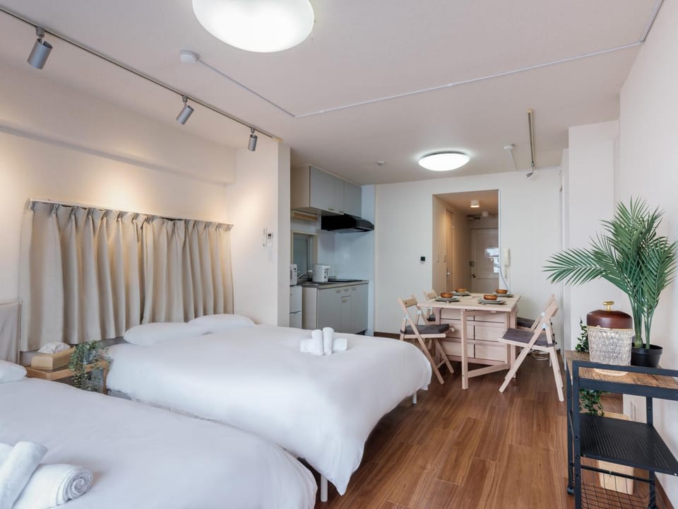 Bed, Dining area, Bedroom, towels