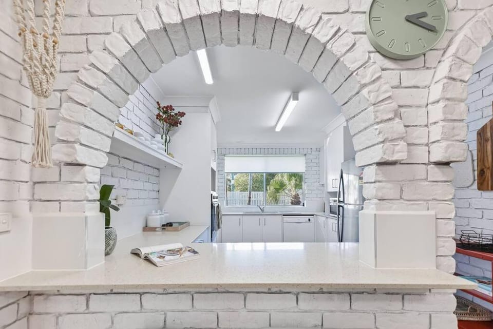 Coffee/tea facilities, dishwasher, oven, stove, kitchen