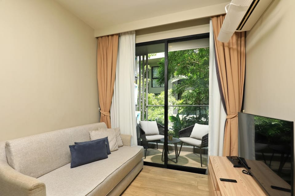 Garden, TV and multimedia, Living room, Seating area, Garden view