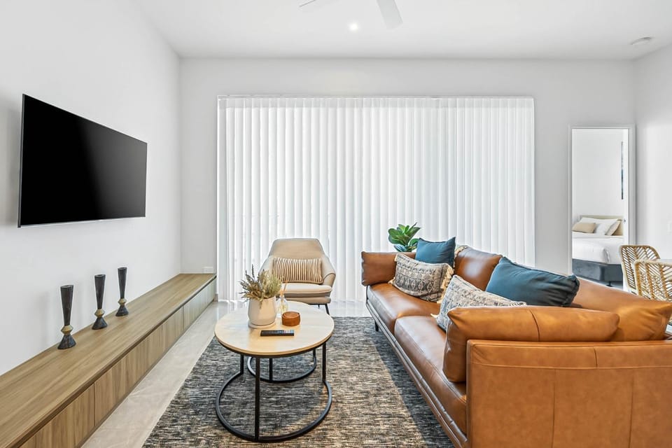 Waterfront 2-Bed Oasis - Pool Steam Jacuzzi Gym Apartment in Sunshine Coast
