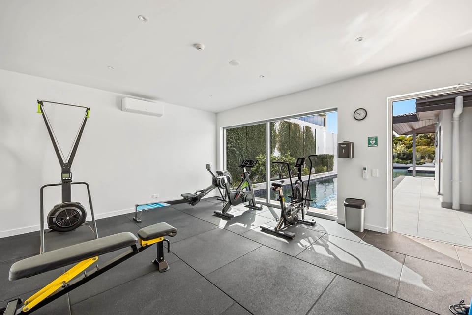 Waterfront 2-Bed Oasis - Pool Steam Jacuzzi Gym Apartment in Sunshine Coast