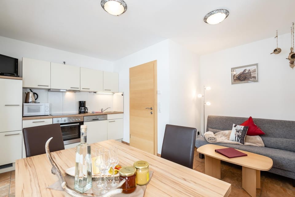 Kitchen or kitchenette, Living room, Seating area, Dining area, Communal kitchen