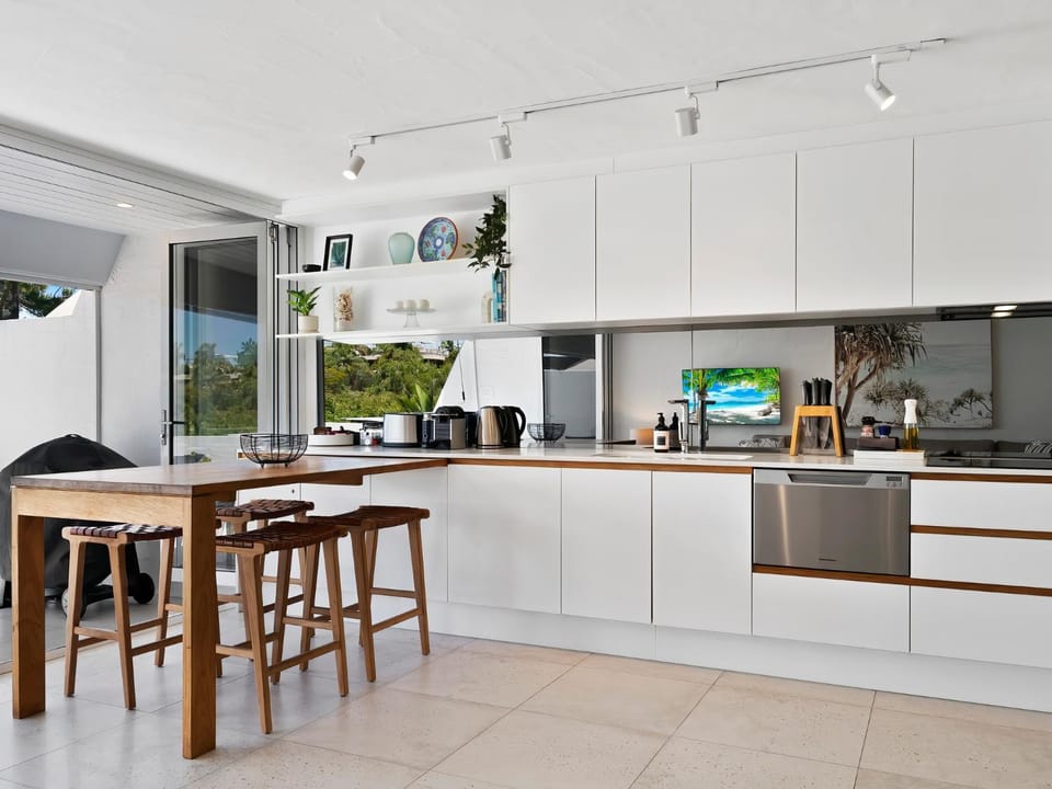 Coffee/tea facilities, Kitchen or kitchenette, Dining area, dishwasher, stove, toaster
