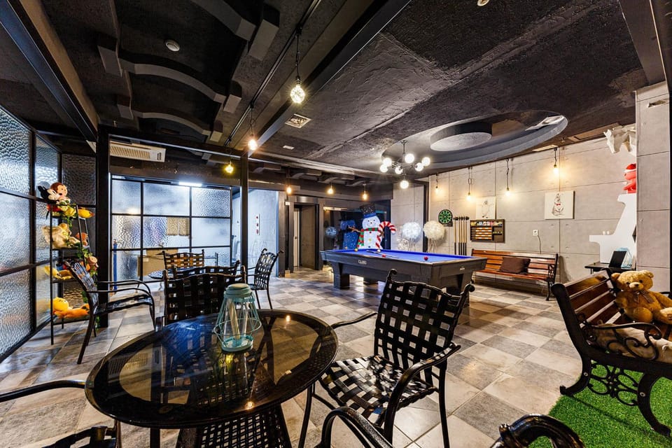 Seating area, Dining area
