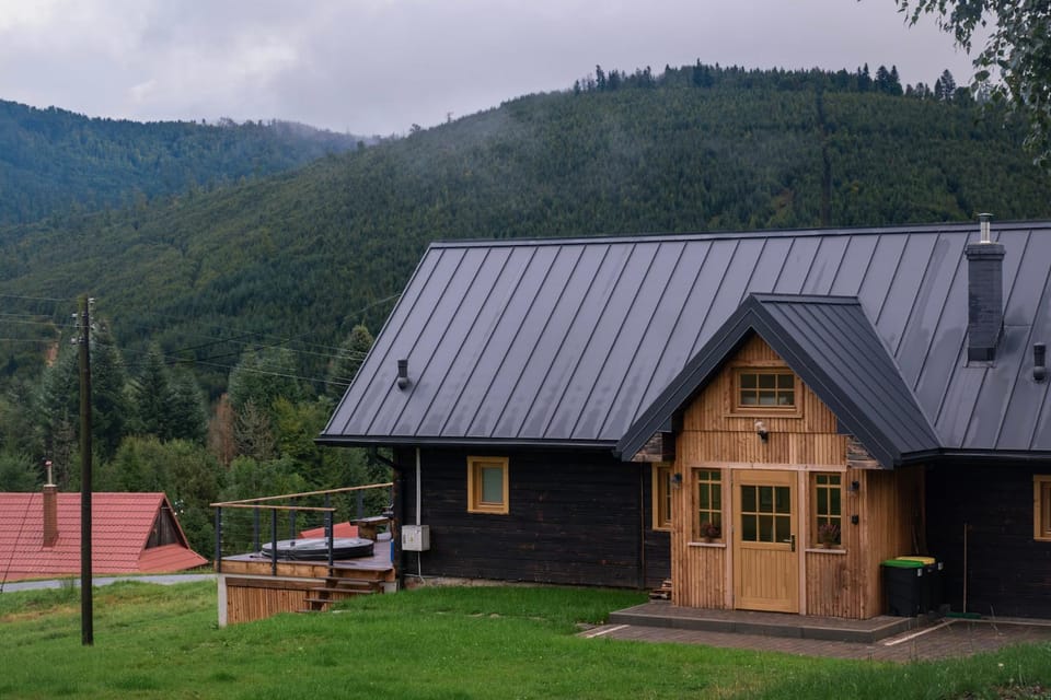 Bacmańska Chata z pięknym widokiem przy szlaku jacuzzi Beskidy House in Poland