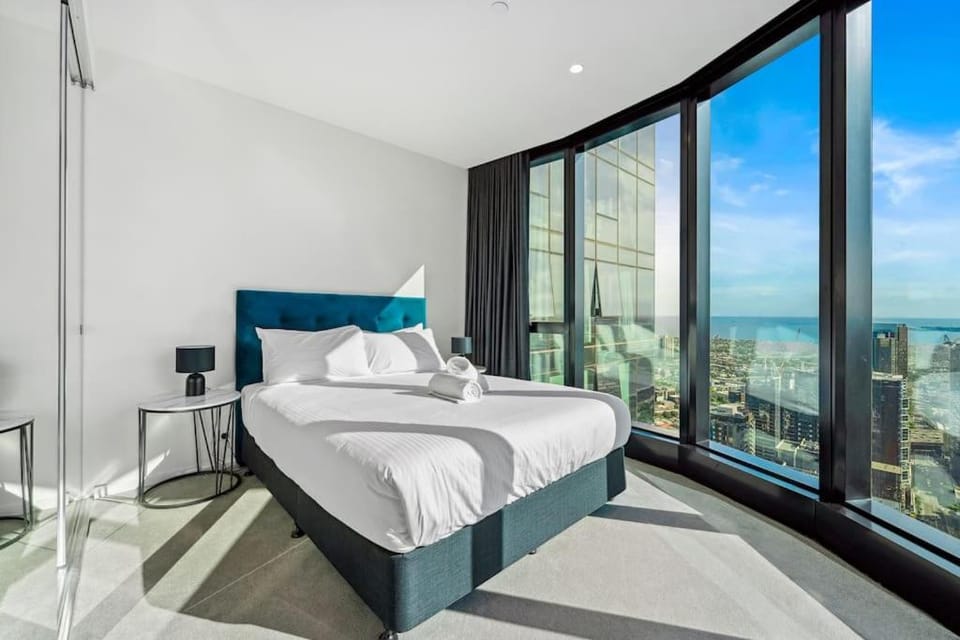 Prime Skyline Living With 120-degree Views 2B2B1C Apartment in Southbank
