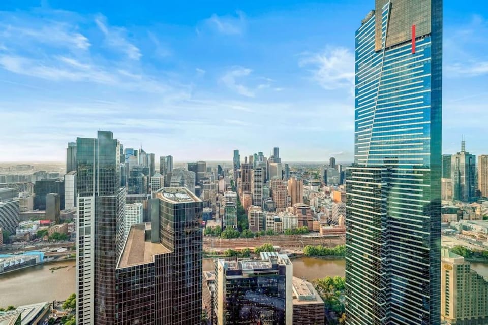 Prime Skyline Living With 120-degree Views 2B2B1C Apartment in Southbank