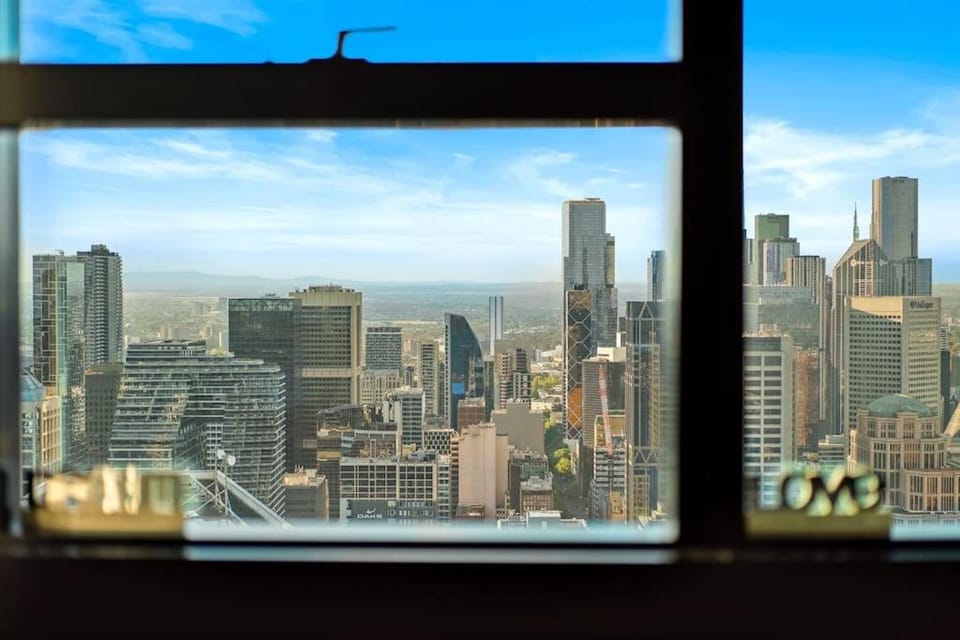 Prime Skyline Living With 120-degree Views 2B2B1C Apartment in Southbank