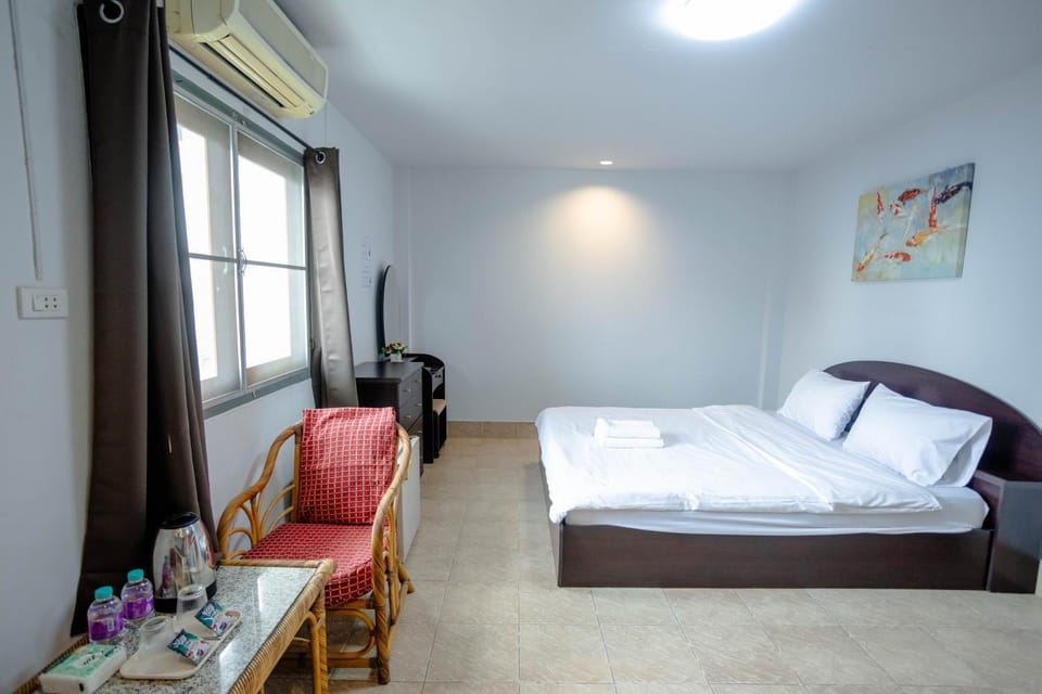 Photo of the whole room, Bedroom