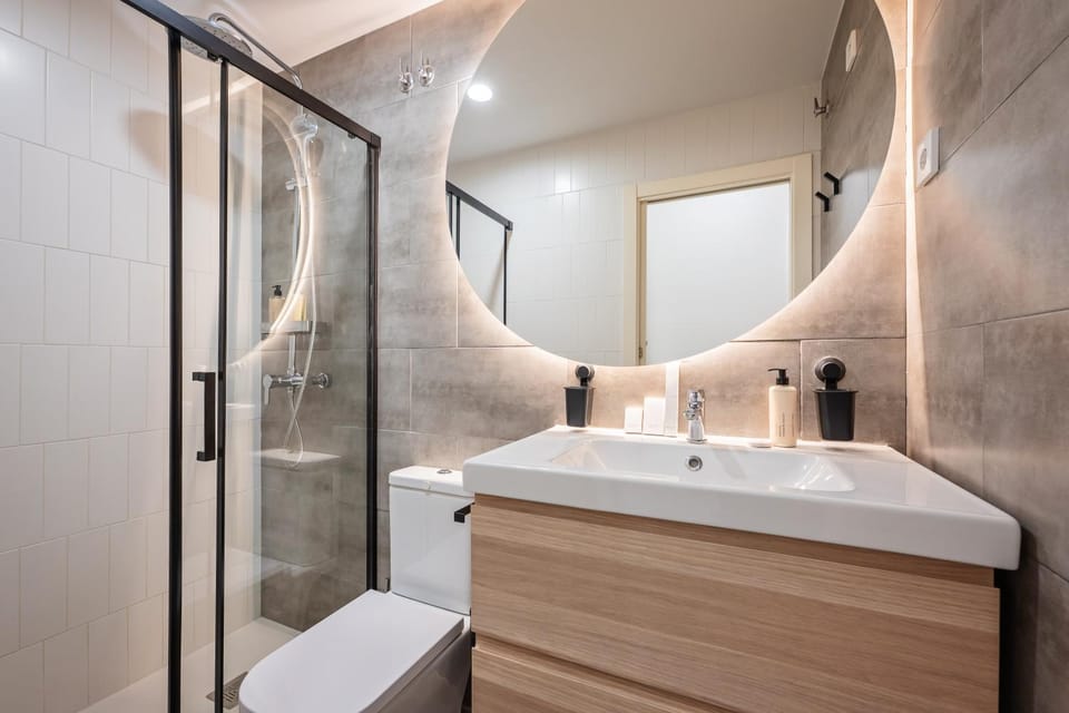Shower, Toilet