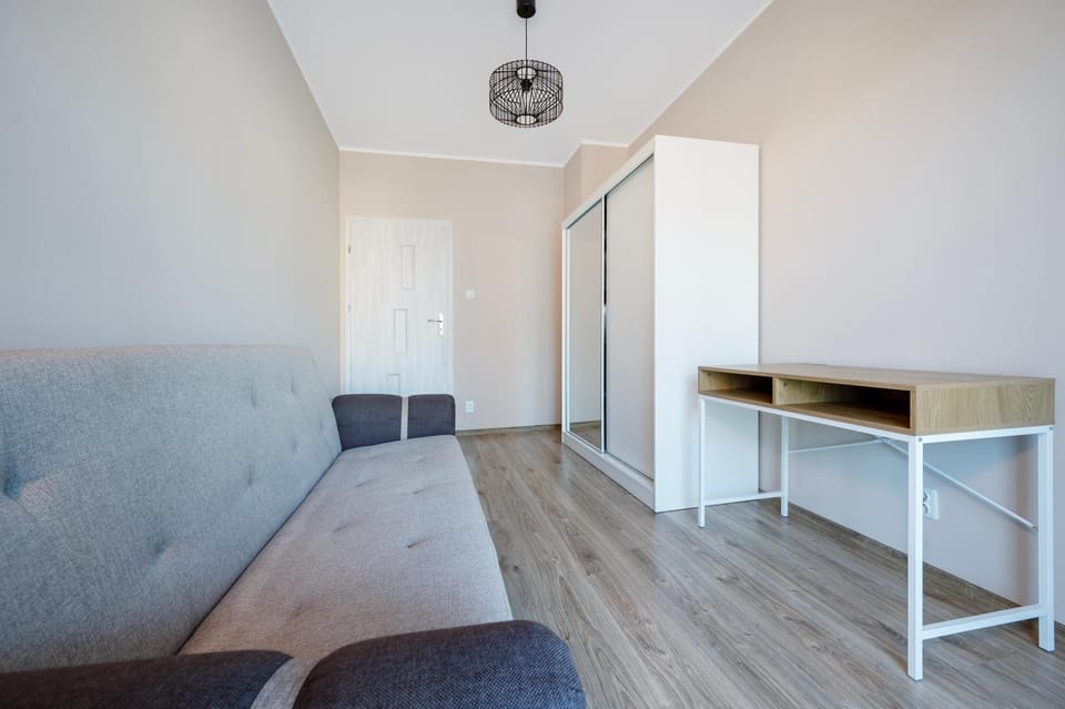 Photo of the whole room, Bedroom, wardrobe