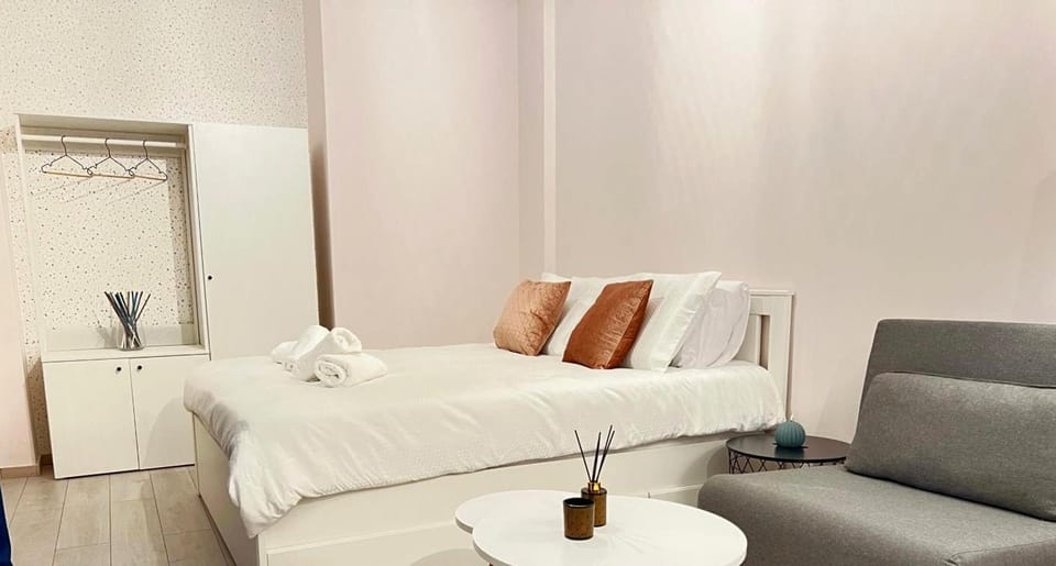 Bed, Seating area, wardrobe