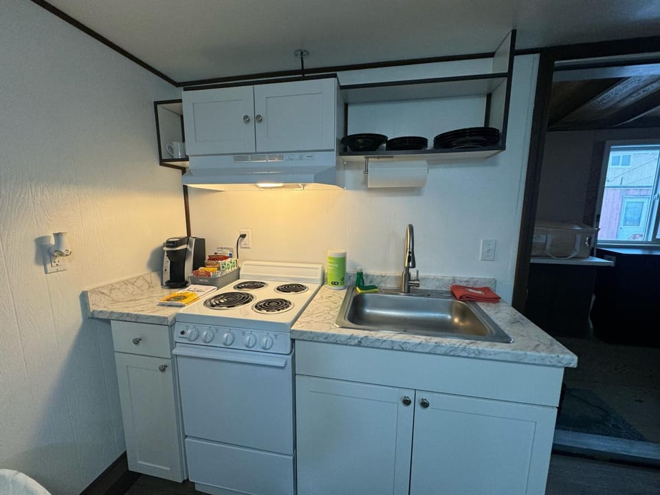 Coffee/tea facilities, Kitchen or kitchenette, stove