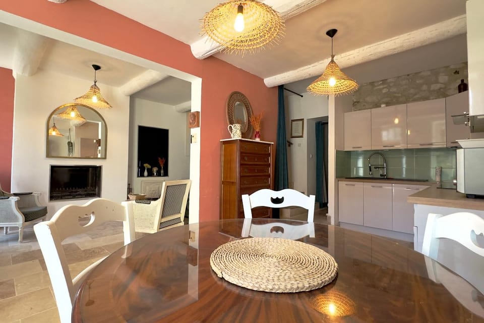 Villa les Volets Bleus an authentic house in the city center House in Fontaine-de-Vaucluse