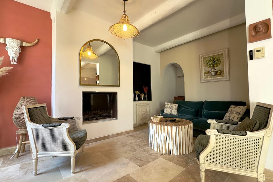 Villa les Volets Bleus an authentic house in the city center House in Fontaine-de-Vaucluse