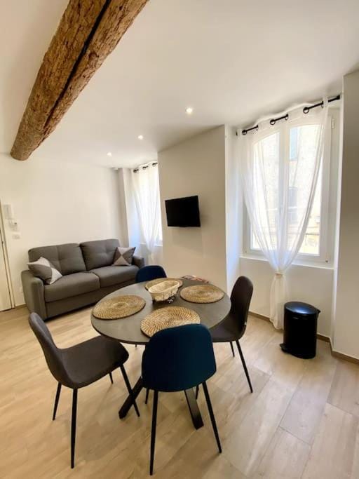 Seating area, Dining area