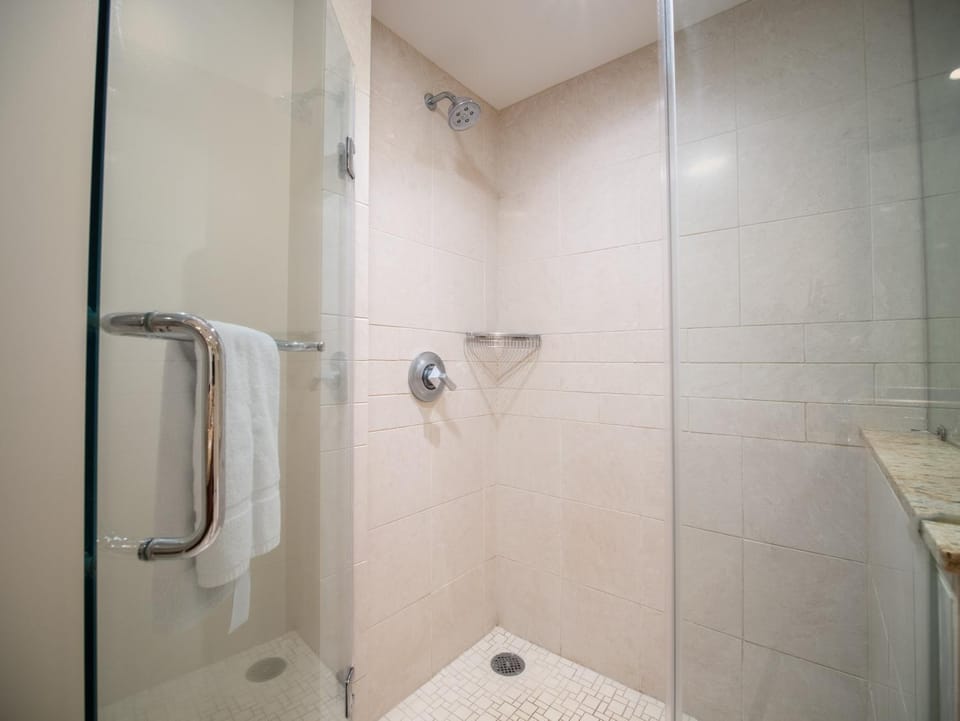 Wrap Around Lanai Oceanview Luxury Suite, Hokulani 441 Resort in Kaanapali