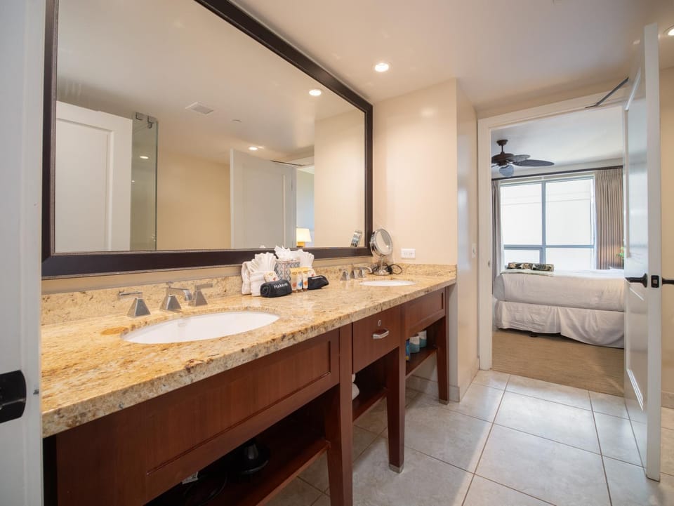 Wrap Around Lanai Oceanview Luxury Suite, Hokulani 441 Resort in Kaanapali