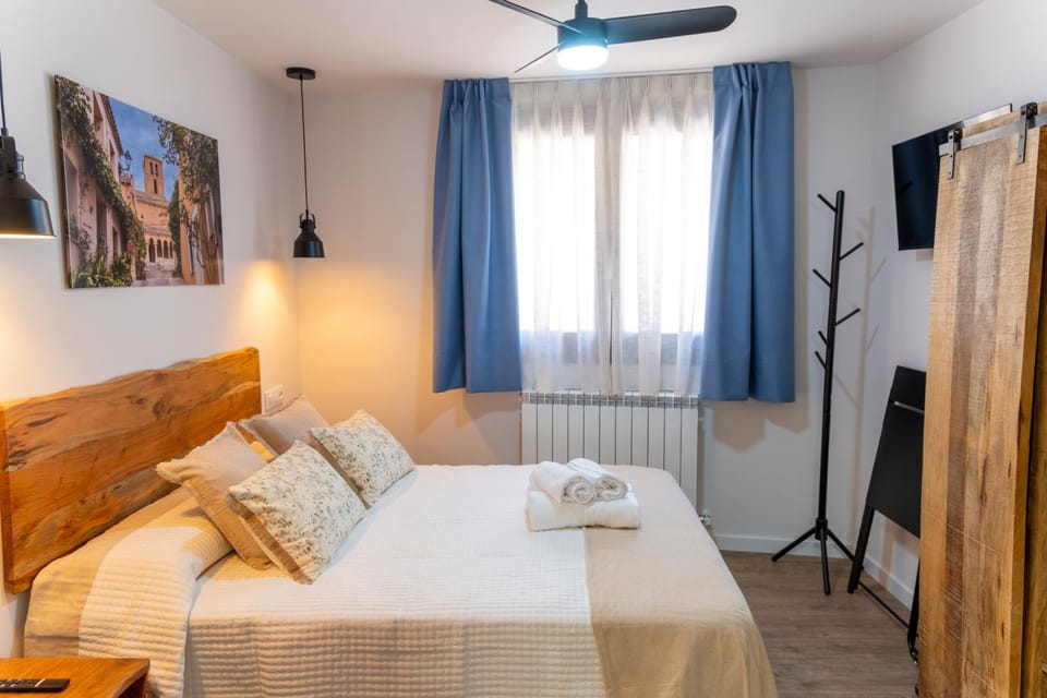 Bed, TV and multimedia, Bedroom