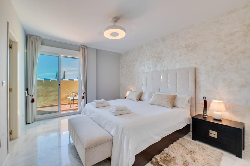 Bed, Bedroom, towels