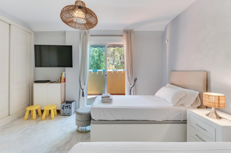 Bed, TV and multimedia, Bedroom