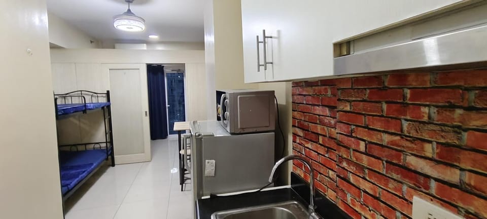 Aircon Budget Room for 4 persons in Makati Apartment in Makati