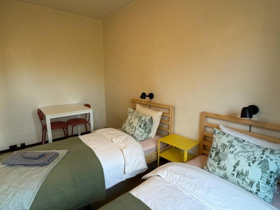 Bed, Bedroom, towels