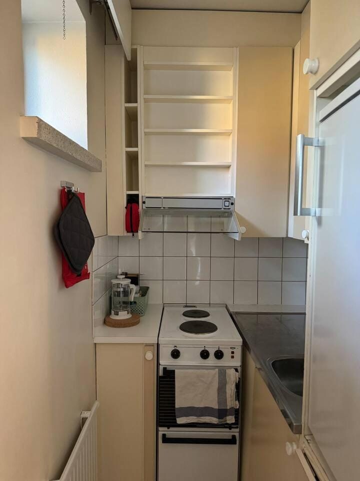 Coffee/tea facilities, Kitchen or kitchenette, microwave, oven, stove, kitchen