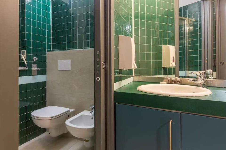 Shower, Toilet, Bathroom, bidet, towels