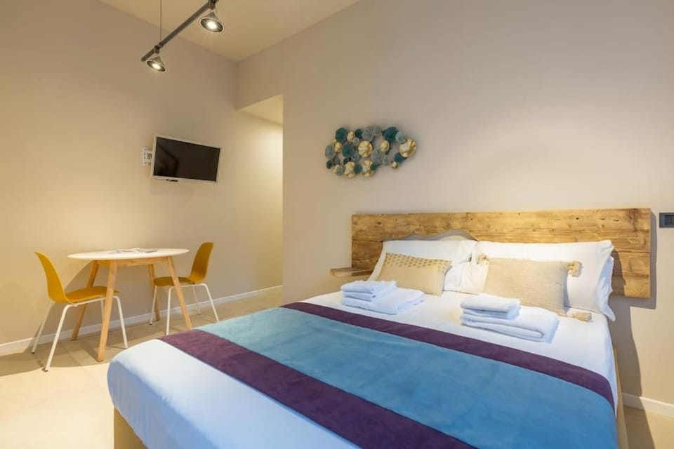 Bed, TV and multimedia, Photo of the whole room, Bedroom