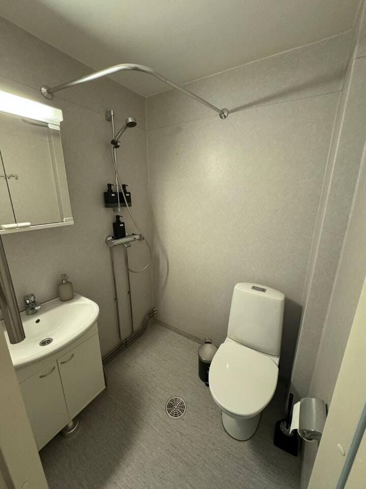 Shower, Toilet, Bathroom, bidet, towels