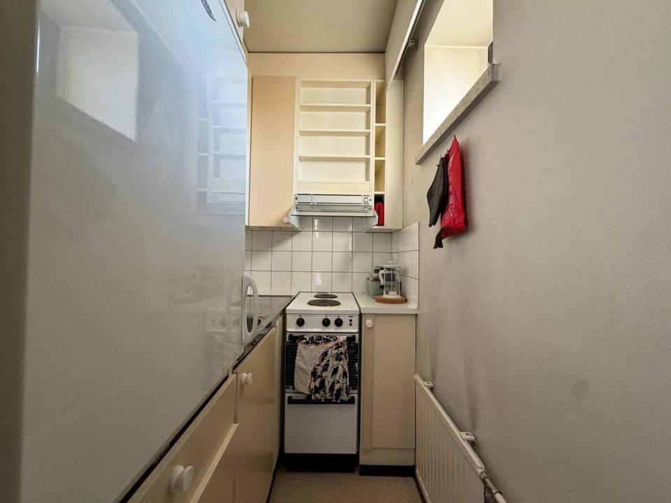 Coffee/tea facilities, Kitchen or kitchenette, microwave, oven, stove, kitchen