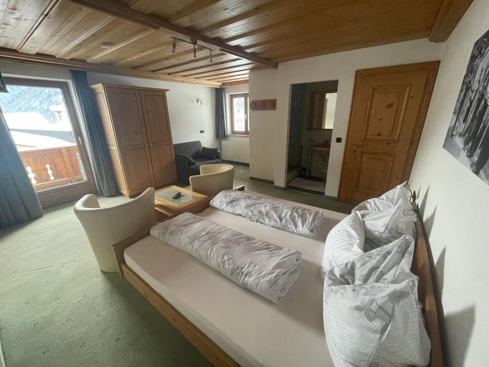 Photo of the whole room, Seating area, Bedroom