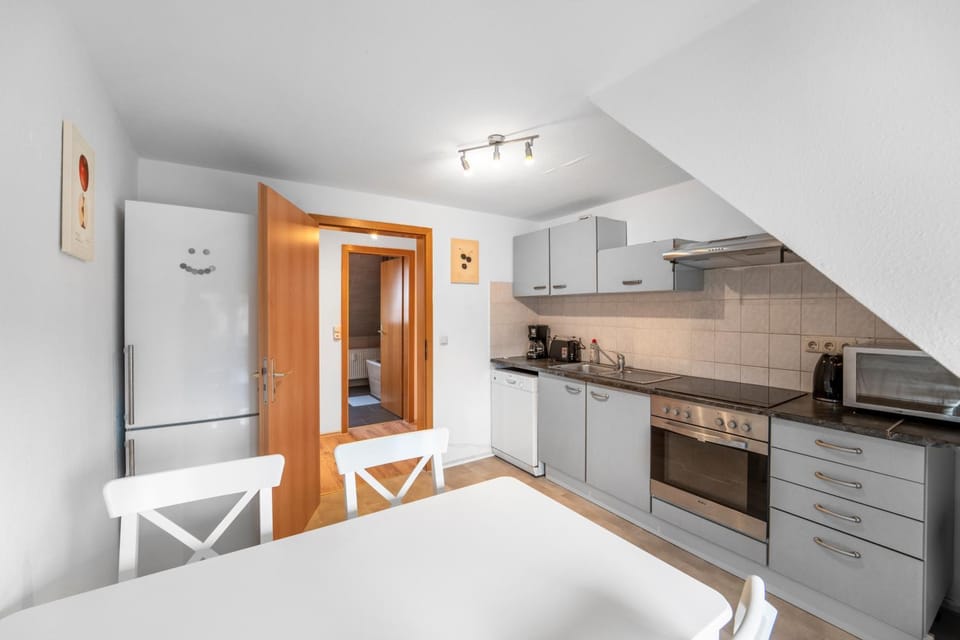 Kitchen or kitchenette, Dining area, oven, stove