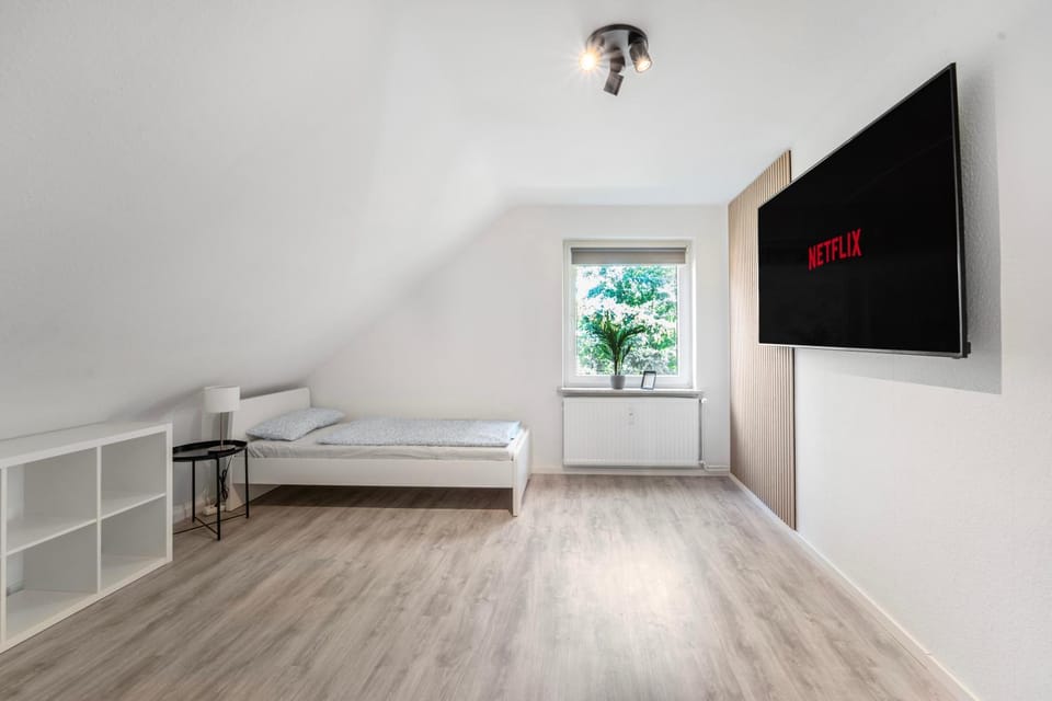 Bed, TV and multimedia, Bedroom