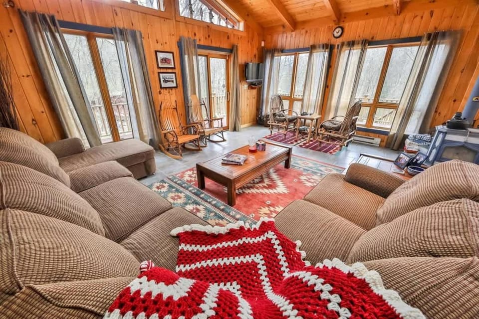 4 Bedroom Log Cabin with Stream and Great Location Cabin in Hunter