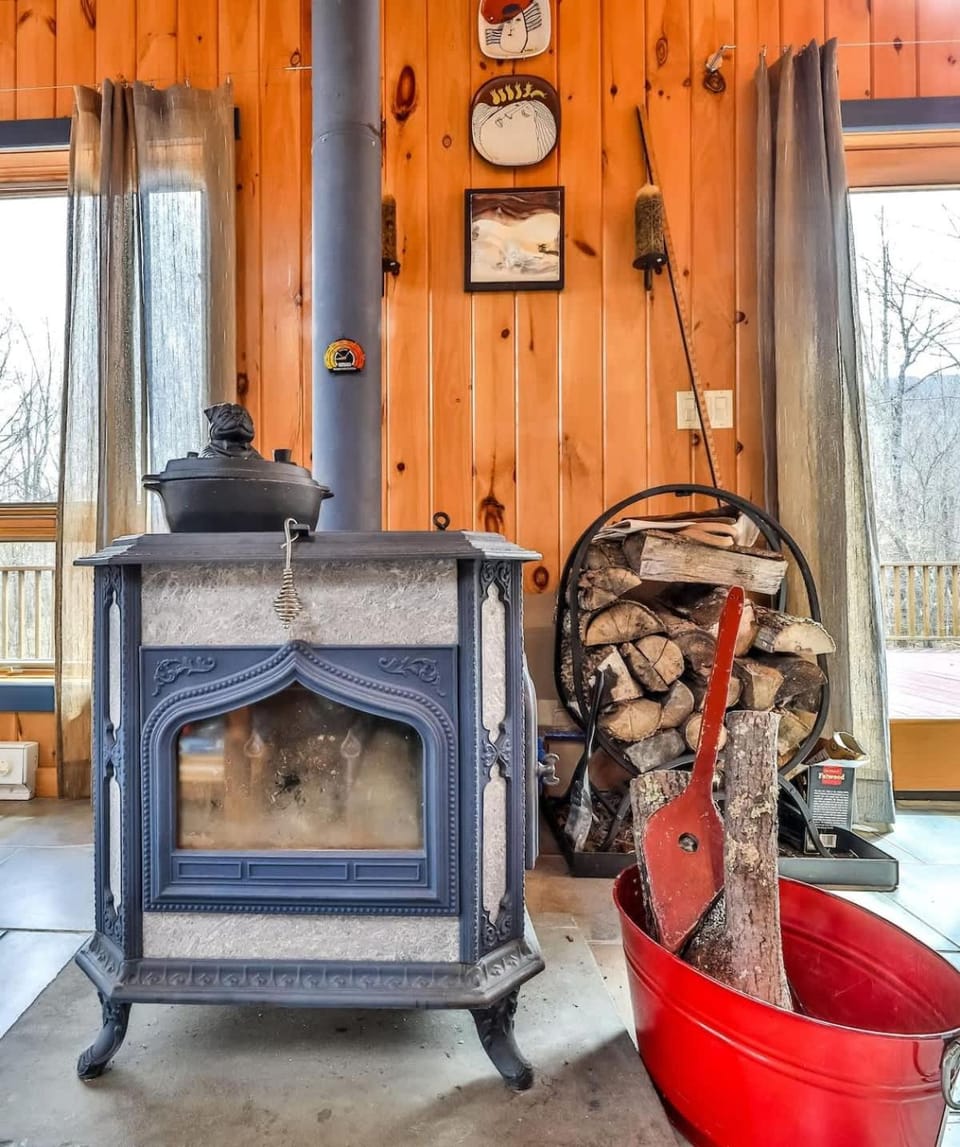 4 Bedroom Log Cabin with Stream and Great Location Cabin in Hunter