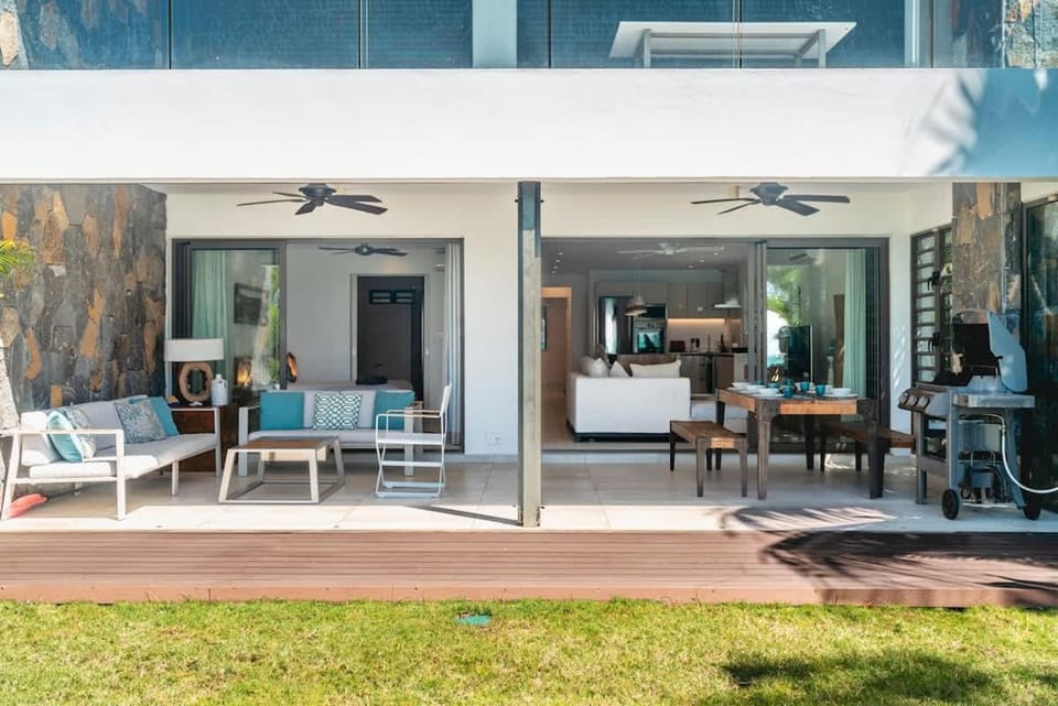 Property building, Patio, Balcony/Terrace