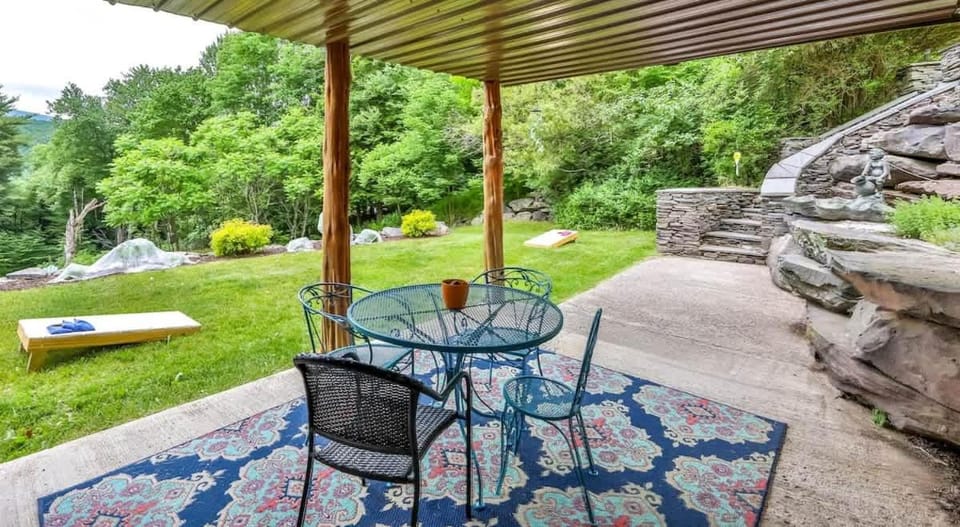 Dog-Friendly Mountain Hideaway House in Capital District, NY, USA