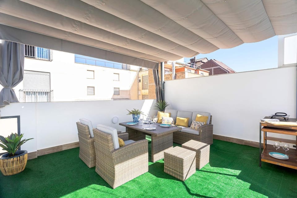 BBQ facilities, Balcony/Terrace, Living room, Seating area, Dining area