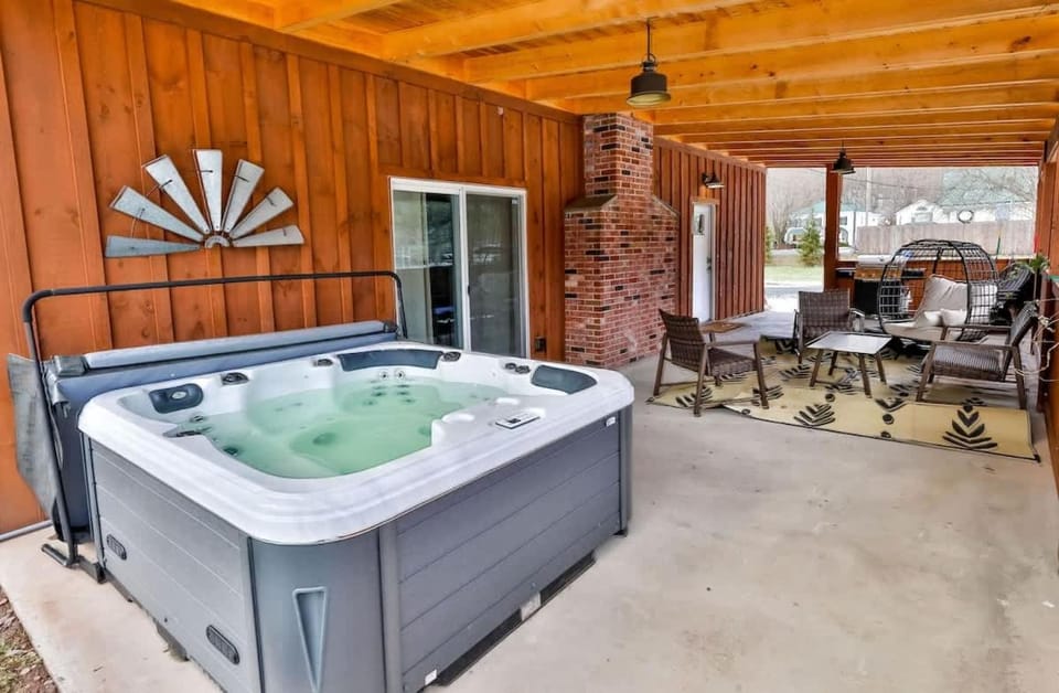 Mountain Cabin with Scenic Views and Hot Tub Cabin in Windham